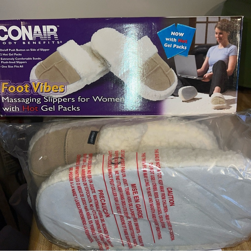 CONAIR BODY BENEFITS FOOT VIBES MASSAGING SLIPPERS WITH HOT GEL PACKS FOR WOMEN